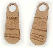 Ajtókilincs tábla bükkfa kivitelben egyedi gravírozott szöveggel logóval