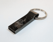 Metálszürke 16GB-os pendrive kulcstartós masszív strapabíró fémvázas egyedi gravírozott felirattal