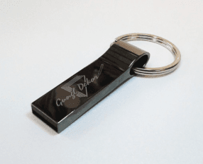 Metálszürke 16GB-os pendrive kulcstartós masszív strapabíró fémvázas egyedi gravírozott felirattal