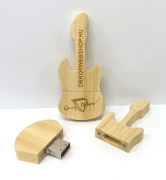 Gitár alakú Fa 32GB-os pendrive mágneses kupakkal egyedi gravírozott szöveggel figurával