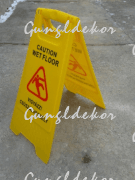 Csúszásveszélyre figyelmeztető (Caution wet Floor) kinyitható sárga műanyag tábla magyar és angol szöveggel