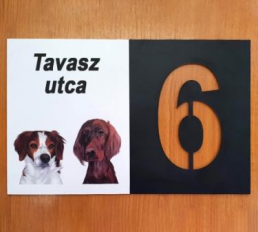 Házszámtábla nyomtatott egyedi szöveggel, képpel, lézárvágott házszám kivágással