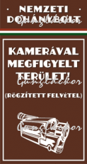 Kamerával megfigyelt terület tábla matrica barna háttérrel, piros, fehér, zöld csíkkal