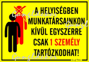 A helyiségben munkatársainkon kívül egyszerre csak 2 személy tartózkodhat! Tábla matrica