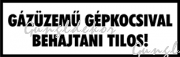 Gázüzemű gépkocsival behajtani tilos! fehér alapon fekete felirat tábla matrica