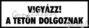 Vigyázz! A tetőn dolgoznak fehér alapon fekete felirat tábla matrica