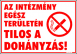 Az intézmény egész területén tilos a dohányzás tábla matrica, fehér alapon piros betűvel, piktogrammal