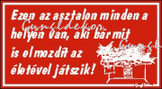 Ezen az asztalon minden a helyén van humoros vicces tábla matrica