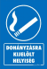 Dohányzásra kijelölt helyiség tábla matrica, kék alapon fehér szöveg, égő cigaretta