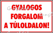 Gyalogos forgalom a túloldalon tábla matrica, fehér alapon piros szöveg