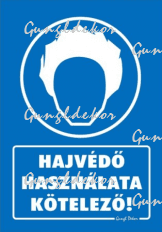 Hajvédő használata kötelező tábla matrica, kék alapon fehér szöveg, hajvédős fej piktogram