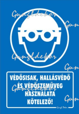 Védősisak, hallásvédő és védőszemüveg használata kötelező tábla matrica, kék alapon fehér szöveg, védősisak, hallásvédő, védőszemüveges fej piktogram