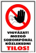 Vigyázat! Mozgó sorompónál közlekedni tilos! piktogrammal tábla matrica