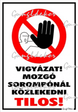 Vigyázat! Mozgó sorompónál közlekedni tilos! piktogrammal tábla matrica
