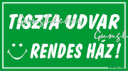 Tiszta udvar rendes ház tábla matrica, zöld háttér, fehér szöveg, plusz vöröskereszt